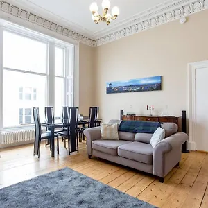 Altido 2bed Flat In Heart Apartment
