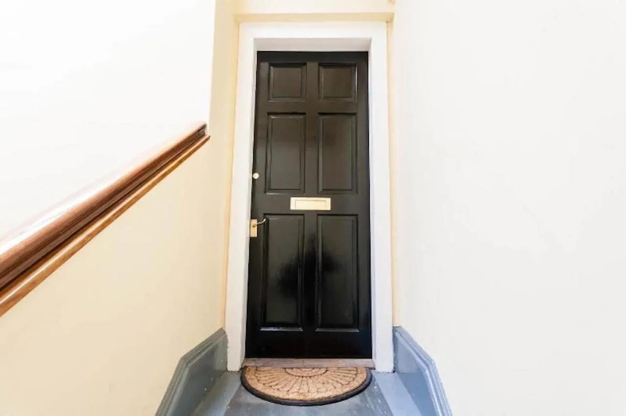 Apartment Entire, Central & Fully- Equipped Flat, West End Edinburgh
