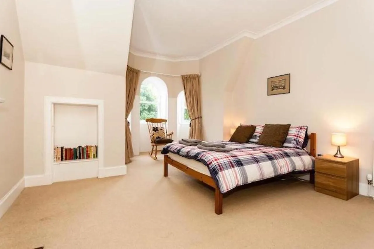 Entire, Central & Fully- Equipped Flat, West End Edinburgh
