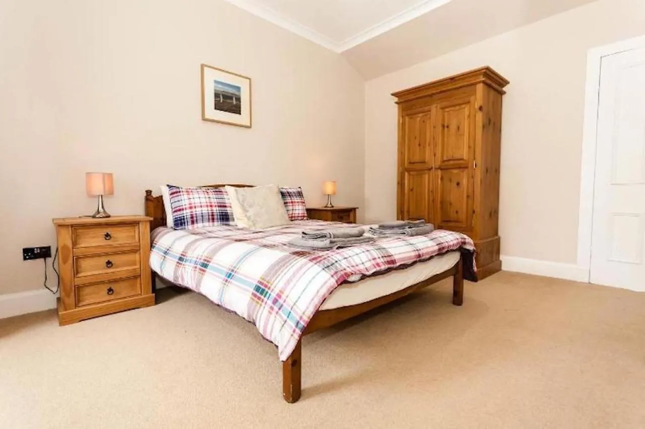 Apartment Entire, Central & Fully- Equipped Flat, West End Edinburgh