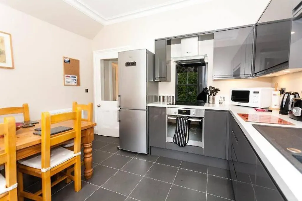 Entire, Central & Fully- Equipped Flat, West End Edinburgh Apartment