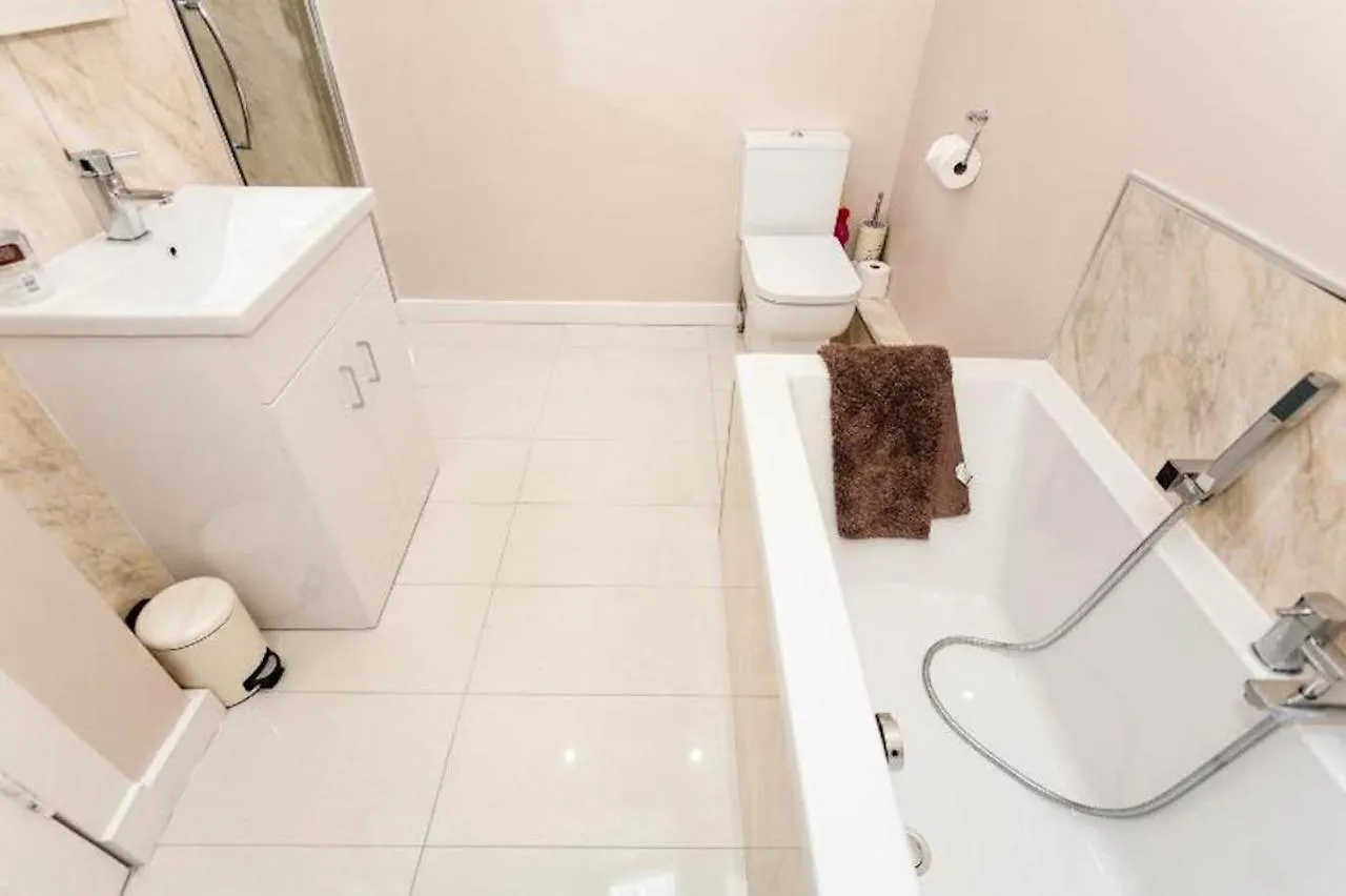 Entire, Central & Fully- Equipped Flat, West End Edinburgh Apartment
