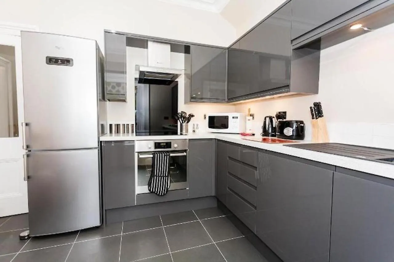 Entire, Central & Fully- Equipped Flat, West End Edinburgh 0*,